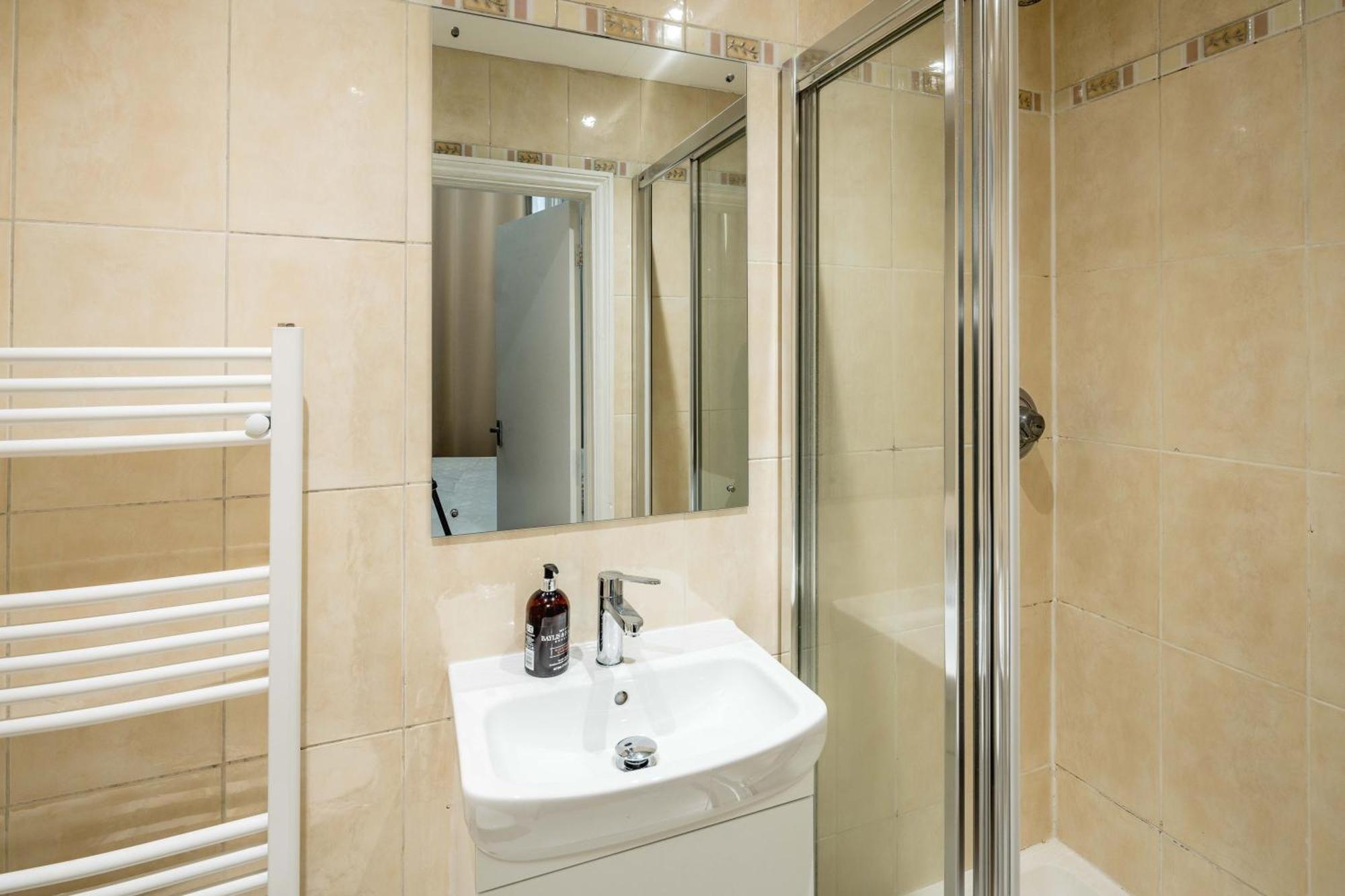 Gloucester Station Gem: 3 Bedroom Oasis لندن المظهر الخارجي الصورة